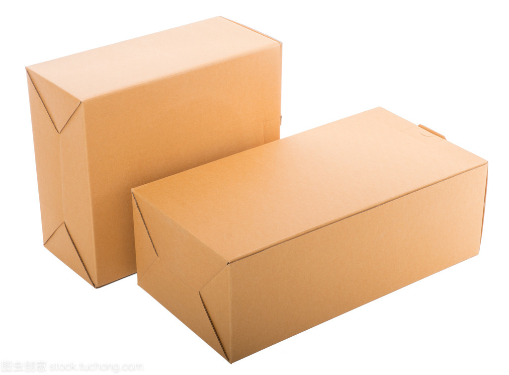 白色背景下的封闭纸箱 简约与象征